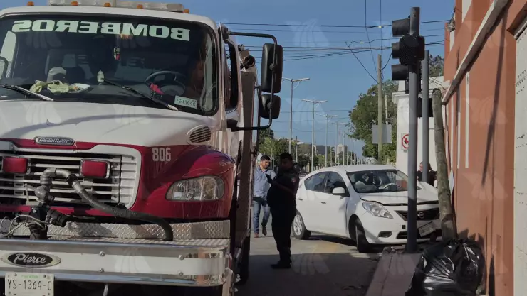FOTOS_ Vehículo choca contra un IE-TRAM tras volarse un alto en Circuito Colonias hoy 3 de enero de 2025 2