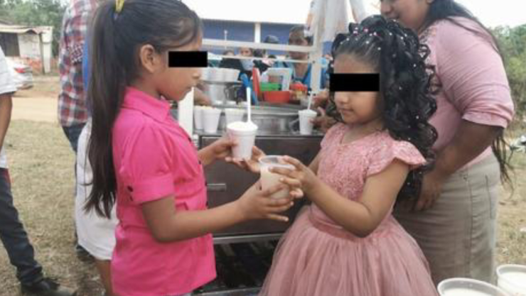 Raquel celebra su cumpleaños número 7 repartiendo esquites a niños en condiciones vulnerables
