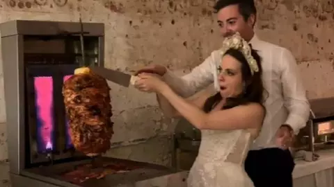 VIDEO_ En lugar de pastel, novios cortan trompo de pastor en su BODA