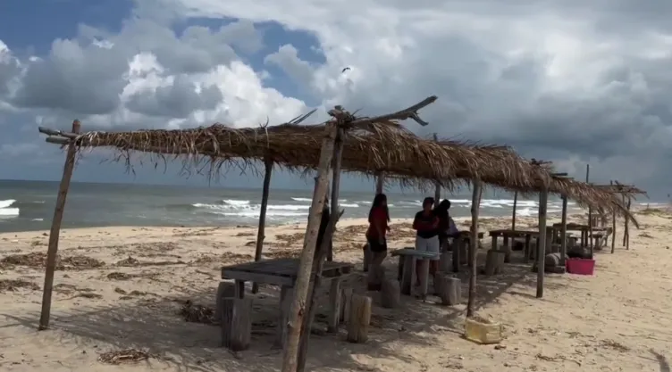Incendio en Refinería Olmeca golpea a comerciantes en playas de Tabasco