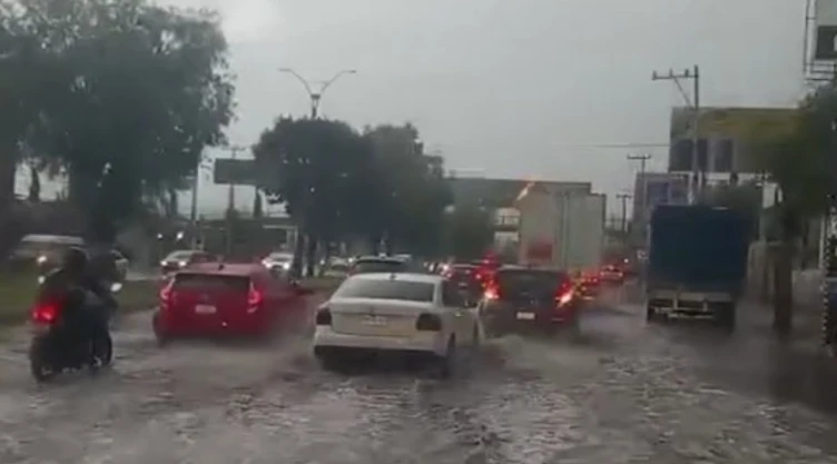 ¡Caos vial en Ecatepec! Lluvias torrenciales dejan inundaciones de más de medio metro y autos varado.jpg