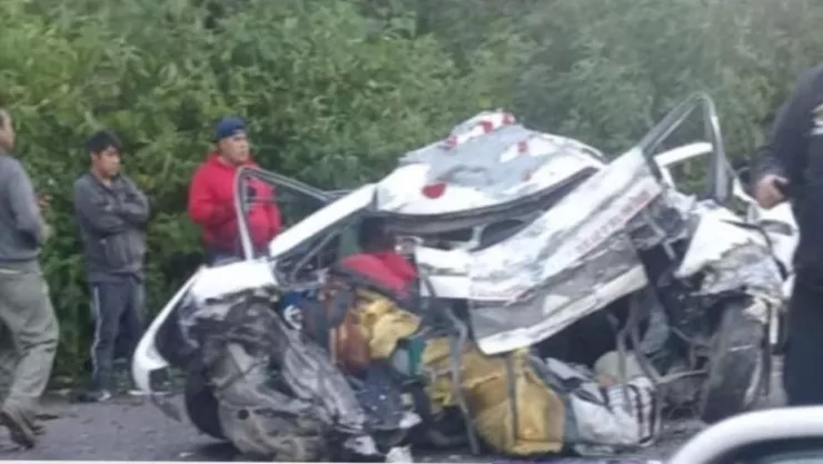 Taxi termina destruido tras fuerte choque con tráiler en la Tenango-Tenancingo