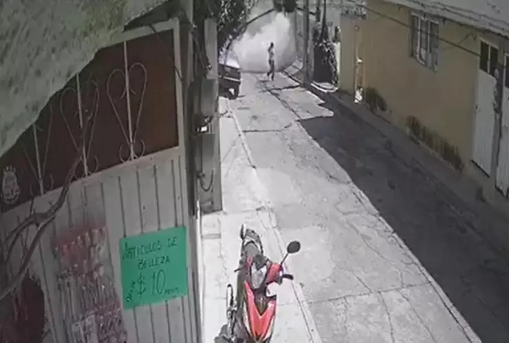 Volcadura camión Naucalpan: Captan momento exacto del accidente de torton en San Mateo Nopala 8 de marzo 2025