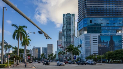 Autos recorren calles de Miami, Florida