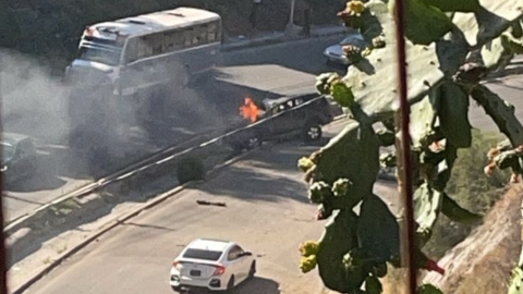 ¡Terror en la Sánchez Taboada! Volcadura provoca incendio en plena vía pública