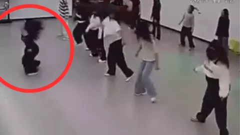 Una profesora de baile se descompensó durante el calentamiento y cayó al piso