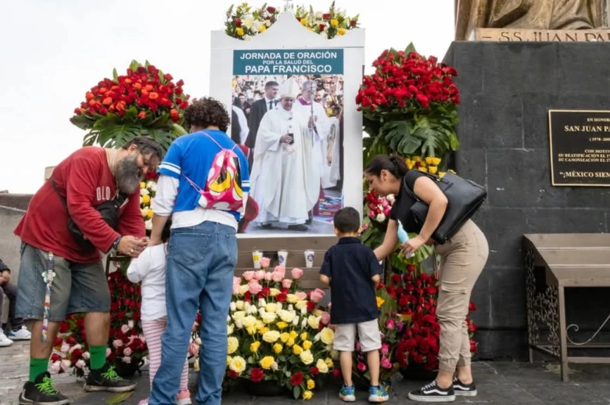 Así se reúnen a orar por la salud del papa Francisco.