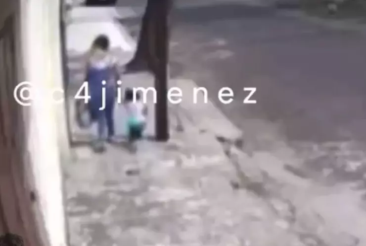VIDEO_ Mujer abandonó a su hija de dos años en la calle y las cámaras de seguridad captaron el momento