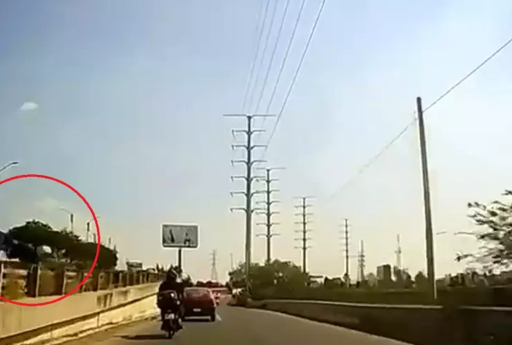 sujetos lanzan piedras periférico ecológico