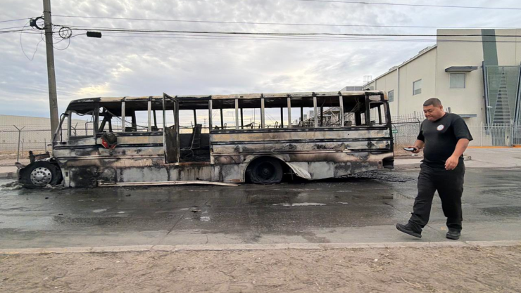 Arde camión con personas adentro en Ciudad Juárez.