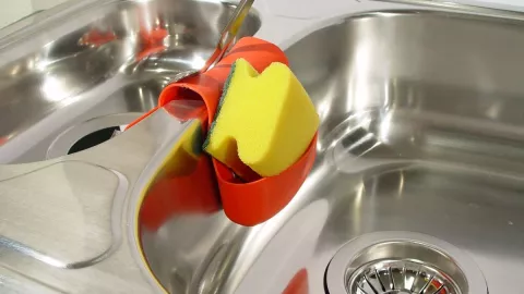 El truco para eliminar las manchas de grasa del fregadero