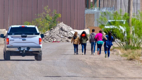 Un grupo de migrantes recorre la frontera entre México y Estados Unidos.