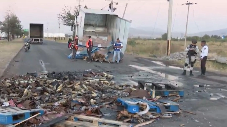 Tráiler con bebidas alcohólicas es partido por tren y se incendia en El Salto