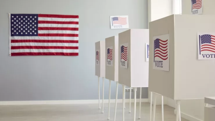 Urnas en un colegio electoral en Estados Unidos.