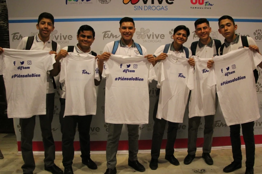 Los jóvenes participando en cada dinámica