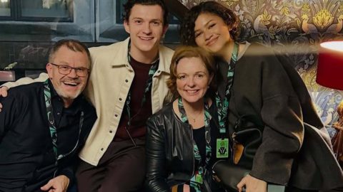 Zendaya posa con sus suegros en una postal navideña, al lado de su prometido Tom Holland