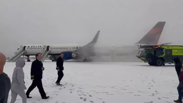 Avión varado en medio de la nieve en Aeropuerto de Atlanta