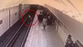 /al-extremo/mujer-lanza-metro-adolescente-porque-la-vio-feo-video-pb-notas