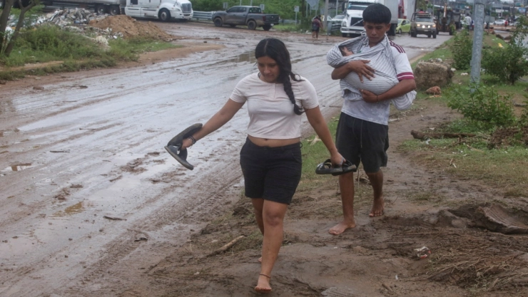 El agua de la inundación ya está bajando, pero todavía persiste el lodo en las calles de Acapulco.