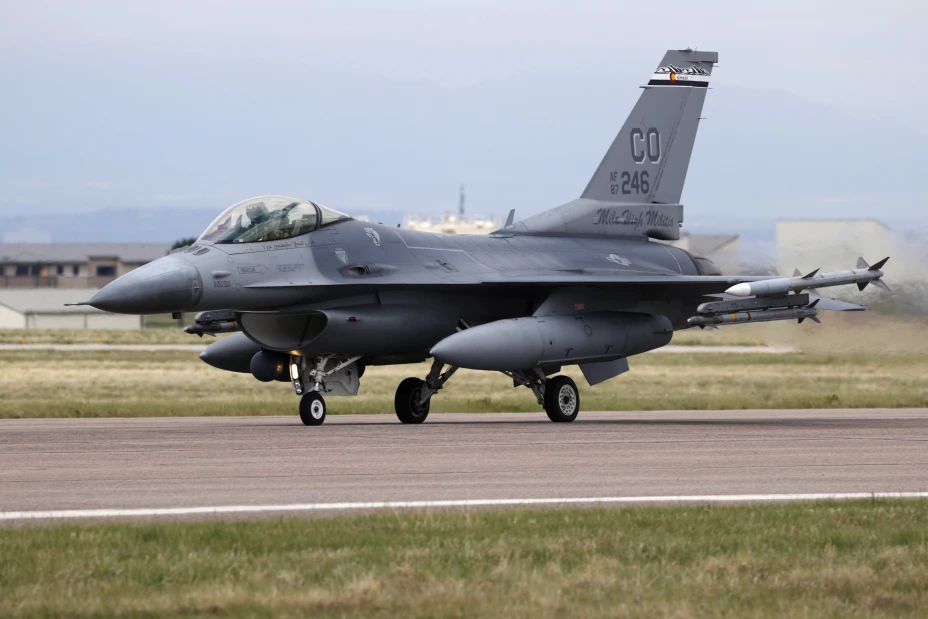 F-16 Fighting Falcon, r m