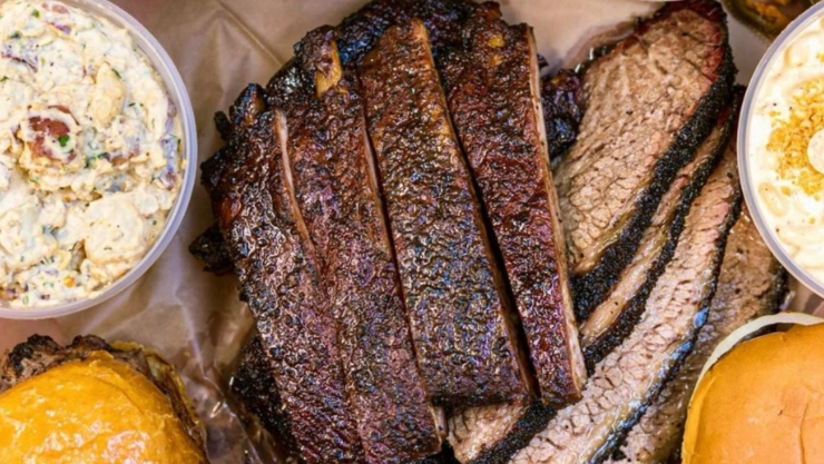 Un plato de asado de Moo’s Craft Barbecue