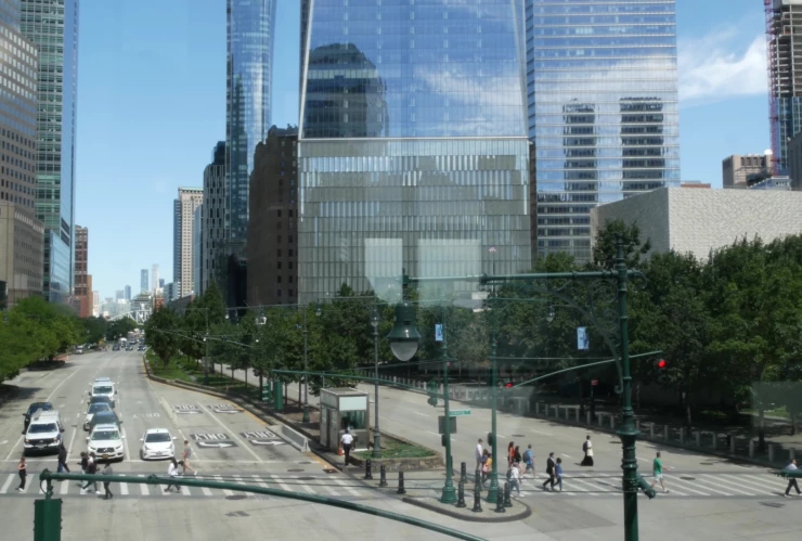 Autos recorren las calles de Nueva York