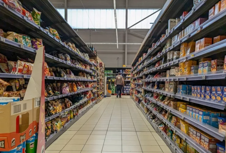 Un pasillo de la parte de alimentos de una cadena de retail.