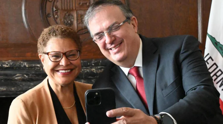 Ebrard llega al millón de seguidores en TikTok, ¿cuáles son sus videos más virales?