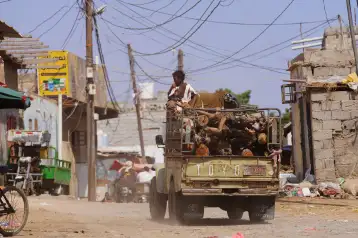 Un camión en el vecindario Al-Basatín en Adén, Yemen.