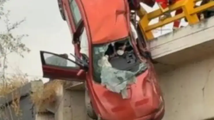 Automóvil queda colgado en periférico de Puebla.