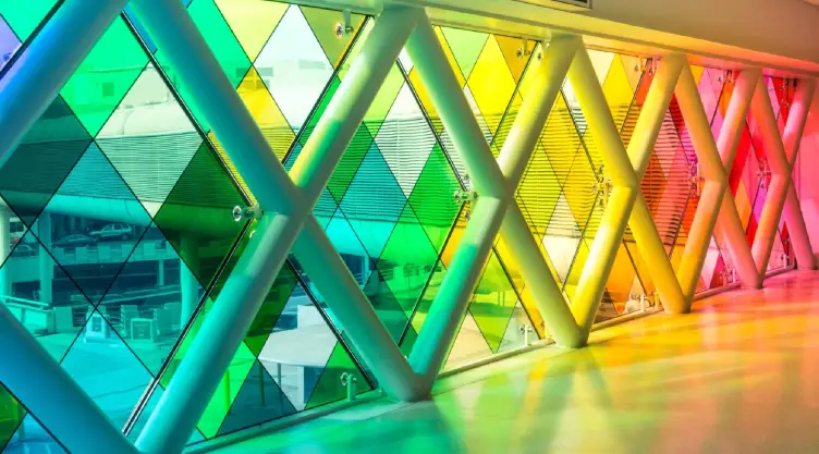 una vista del popular destino aéreo con sus pasillos coloridos