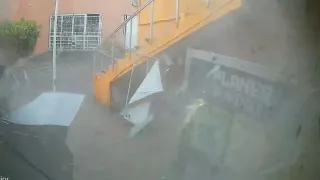 Momento exacto de la explosión en Coahuayana, Michoacán, cerca de la policía comunitaria