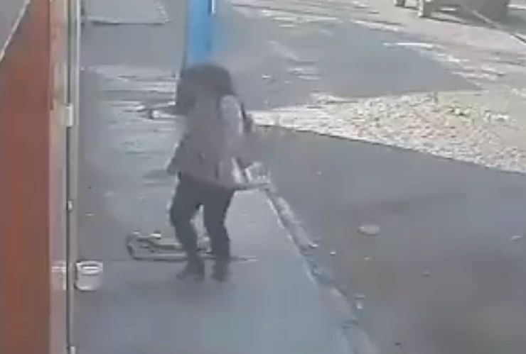 Mujer bote de agua.png