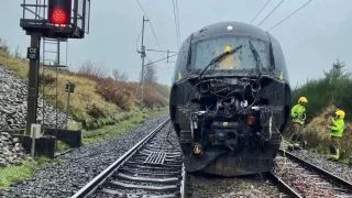 Lluvias intensas y deslave provocan descarrilamiento de tren en Inglaterra; 87 personas iban a bordo