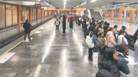 Aglomeraciones y retrasos en el Metro CDMX y Metrob&uacute;s
