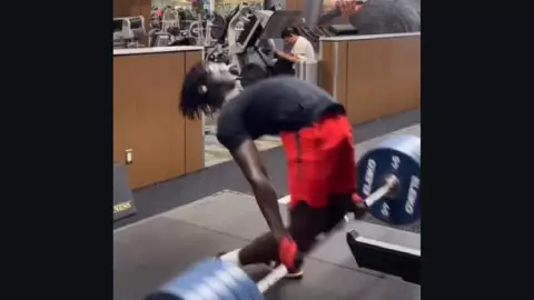 VIDEO: ¡CASI MUERE! Hombre se desmaya al cargar 220 kilogramos en peso muerto en el GYM