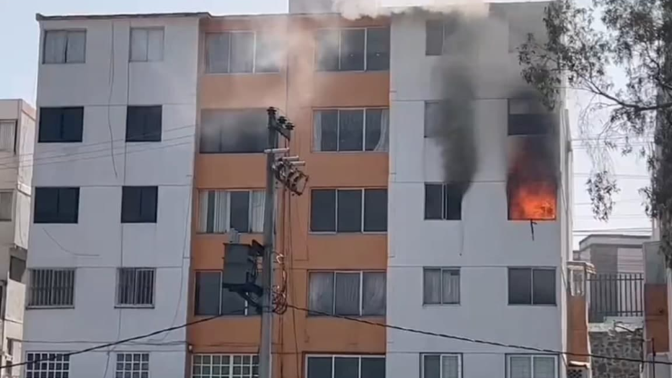 Reportan fuerte incendio en departamento en Álvaro Obregón, CDMX
