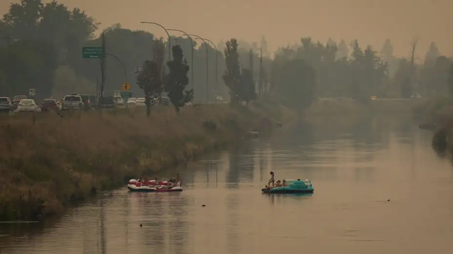 Personas en el canal Pathway en medio del humo por incendios forestales en Canadá.