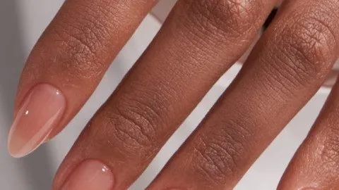 Las uñas nude o beige que lucen elegantes y combinan con todo