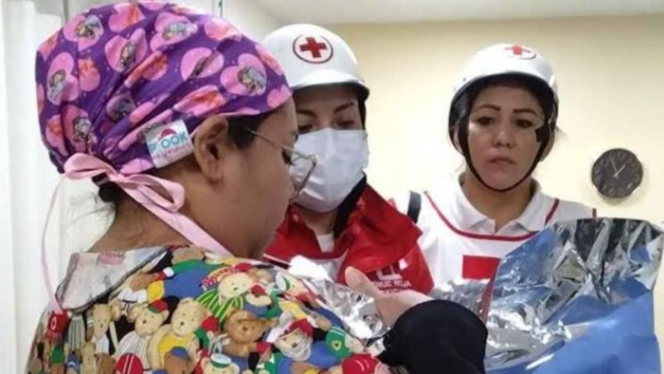 Encuentran a bebé en un contenedor de basura.