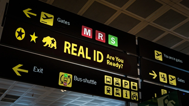 Letrero de la Real ID en aeropuerto de California