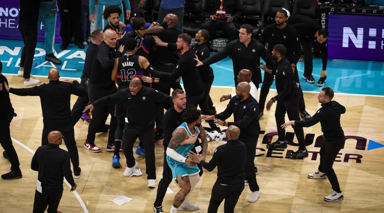 Bronca entre los Charlotte Hornets y los Detroit Pistons de la NBA