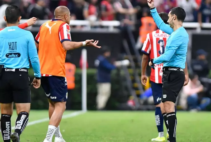 La COSTOSA sanción que recibió Chicharito tras ser expulsado en el Clásico Tapatío