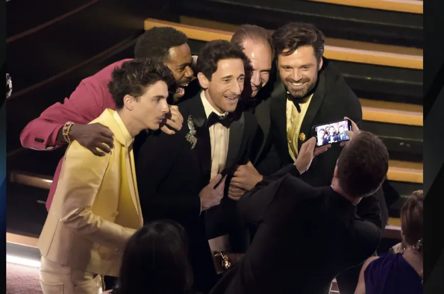 Timothée Chalamet, Colman Domingo, Adrien Brody, Ralph Fiennes y Sebastian Stan fueron las celebridades más unidas y así se vio, previo a que se diera a conocer al ganador a Mejor Actor. | Foto: Kevin Winter/Getty Images.