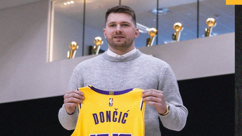 Luka Doncic con la playera de los Lakers