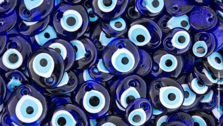 Esto significa cada color de los ojos turcos: ¿mala suerte, buen augurio o peligro?