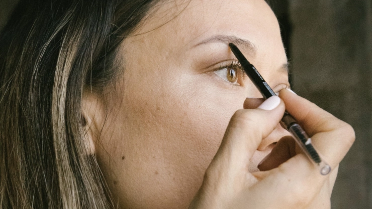 Cómo maquillar las cejas con cepillo para que se vean esculpidas y redefinidas: paso a paso