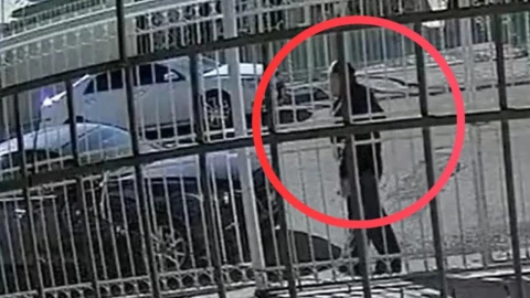 Video exhibe intento de robo de espejo a vehículo en la colonia San Felipe