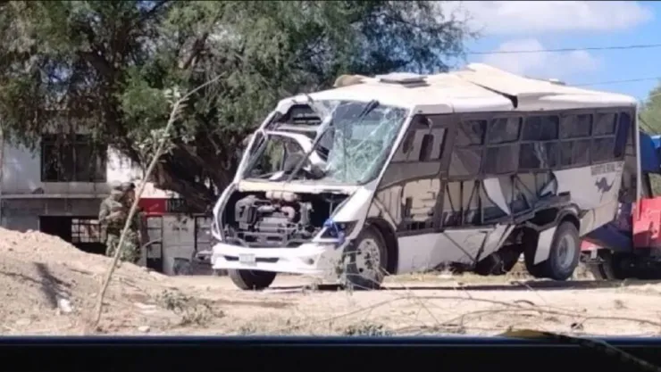 Una mujer embarazada murió tras un fatal accidente entre un autobús y un tren en Querétaro