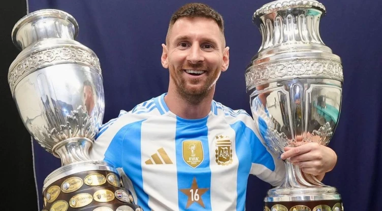 Lionel Messi con los trofeos de la Copa América obtenidos en 2021 y 2024